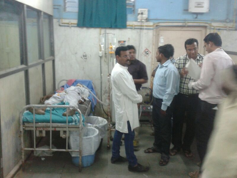 जिल्हाधिकारी कार्यालयात शेतकºयानी घेतले विष