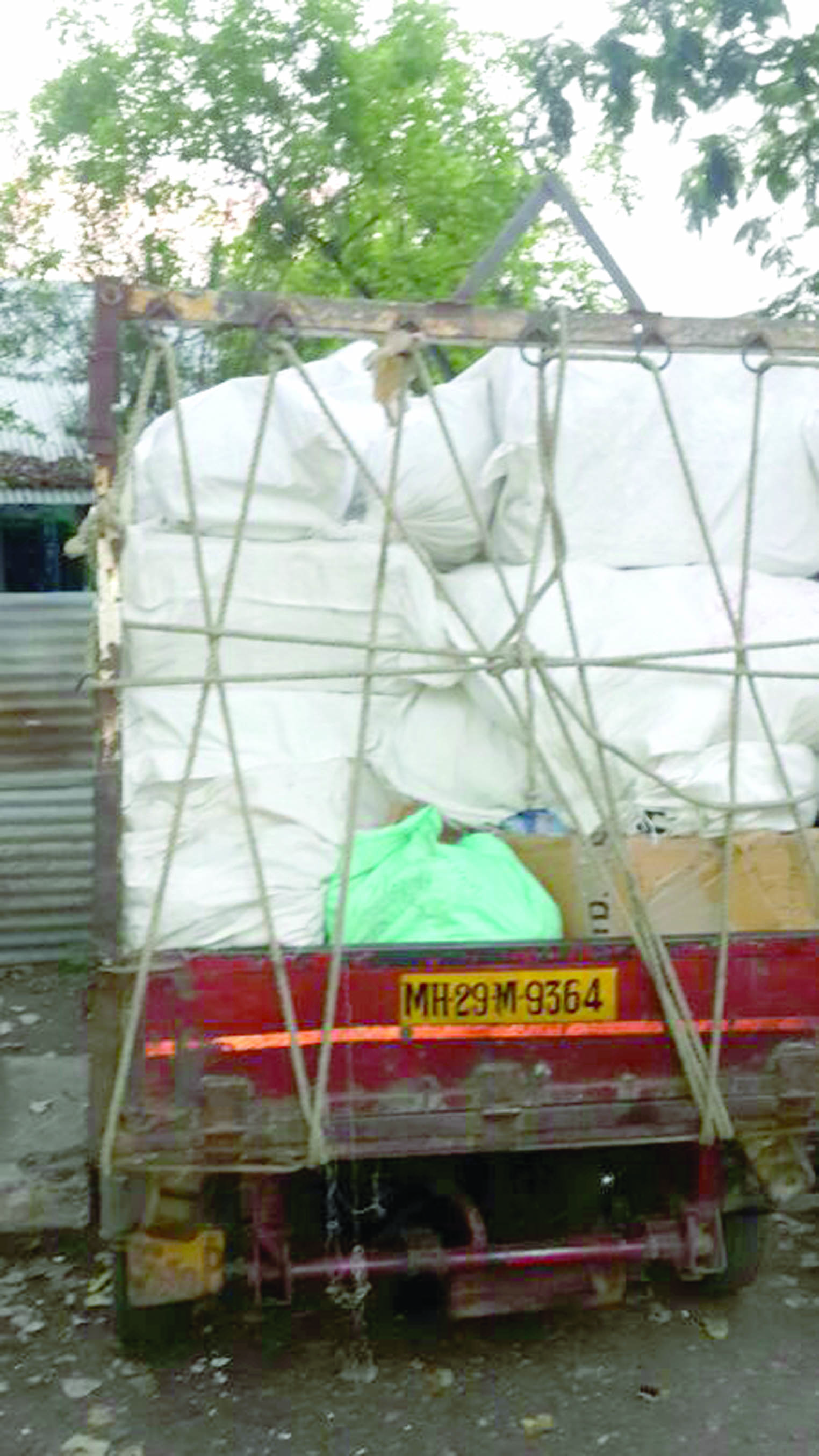 लाखोचा गुटखा साठा जप्त 