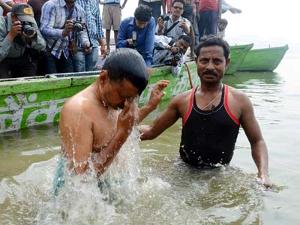 केजरीवालांच्या गाडीवर अंडाफेक