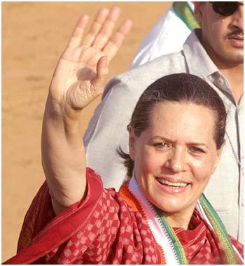 सोनिया गांधी यांना पासपोर्ट जमा करण्याचे आदेश 