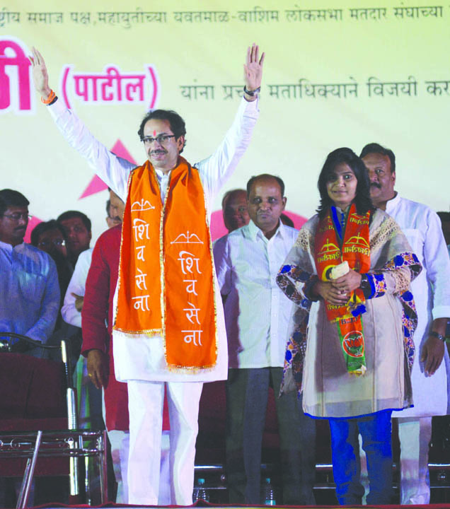 देशाला लुटणाºयांना त्यांची जागा दाखवा - उद्घव ठाकरे 