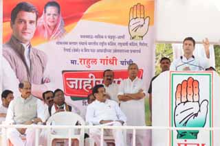 देशवासीयांना अधिकार देऊन परिवर्तन घडवायचे - गांधी 