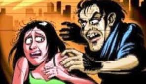  तीन शिक्षिकांचा विनयभंग
