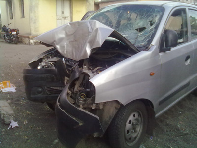कार झाडावर आदळली, एक ठार,सहा जखमी 