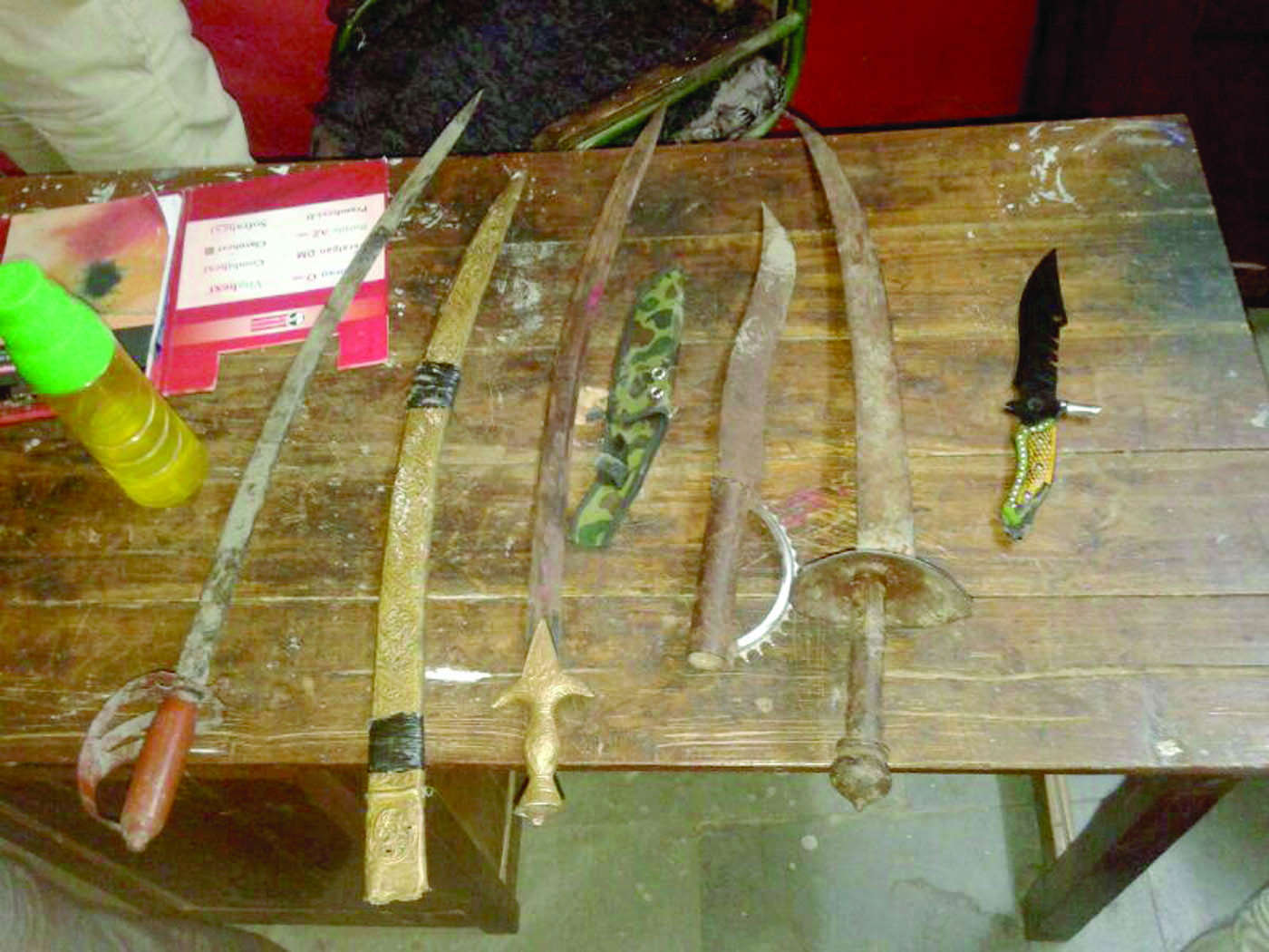 लुटमारीच्या करणारी टोळी जेरबंद , तलवारीसह शस्त्र जप्त