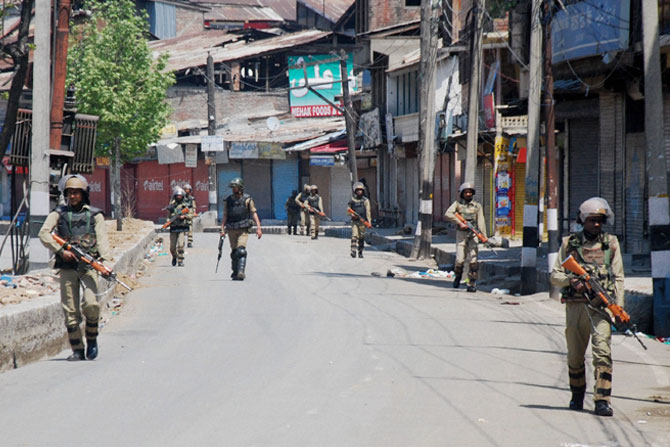 हैदराबादमध्ये संचारबंदी, दोघांचा मृत्यू