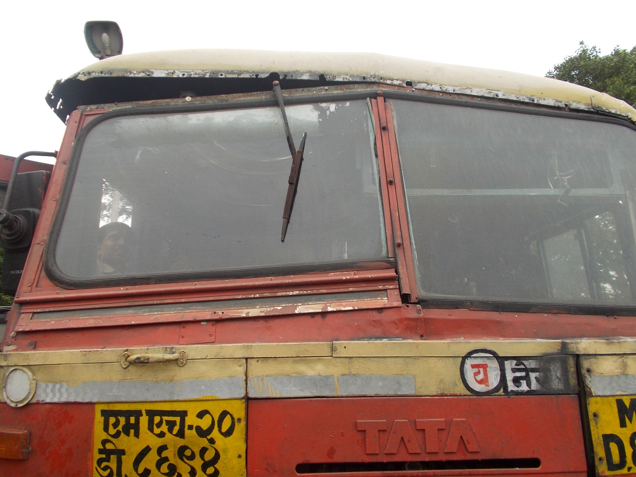 महामंडळाच्या बस झाल्या भंगार 
