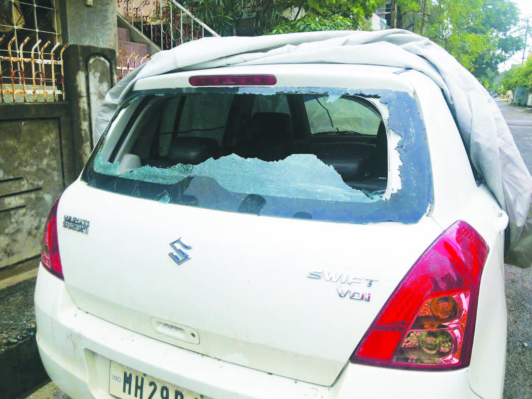   जिल्हा परिषद अध्यक्षांच्या वाहनांसह  १२ वाहनांची तोडफोड