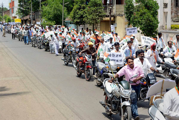 इंधन दरवाढ विरोधात रॅली..