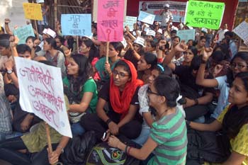 दलित अत्याचार विरोधात मुंबईत आंदोलने