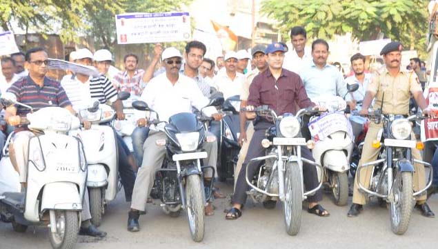 मतदार जनजागृती रॅलील जिल्हाधिकाऱ्यांनी दिड तास चालविली मोटरसायकल