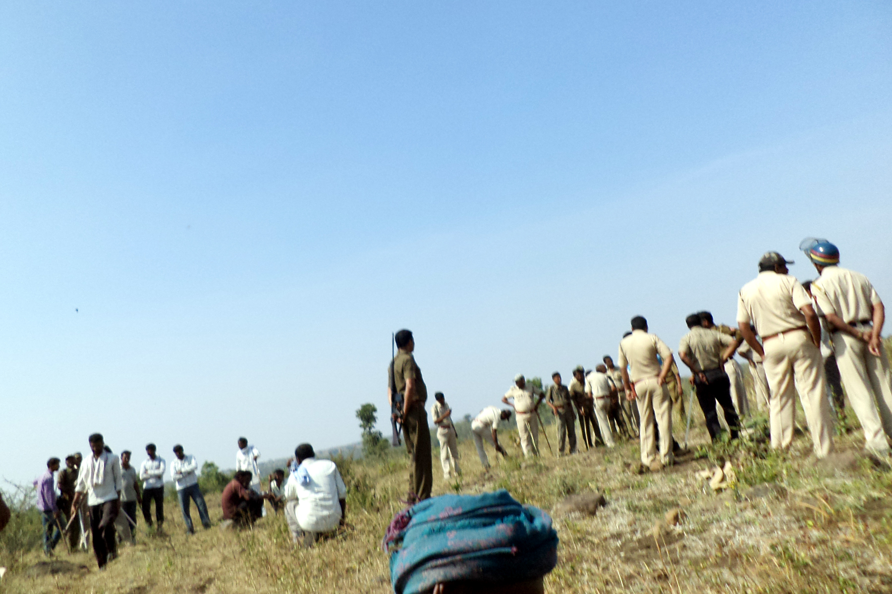 बंदुकीच्या धाकावर माळेगाव येथे वनजमिनीवरील अतिक्रमण हटविले 