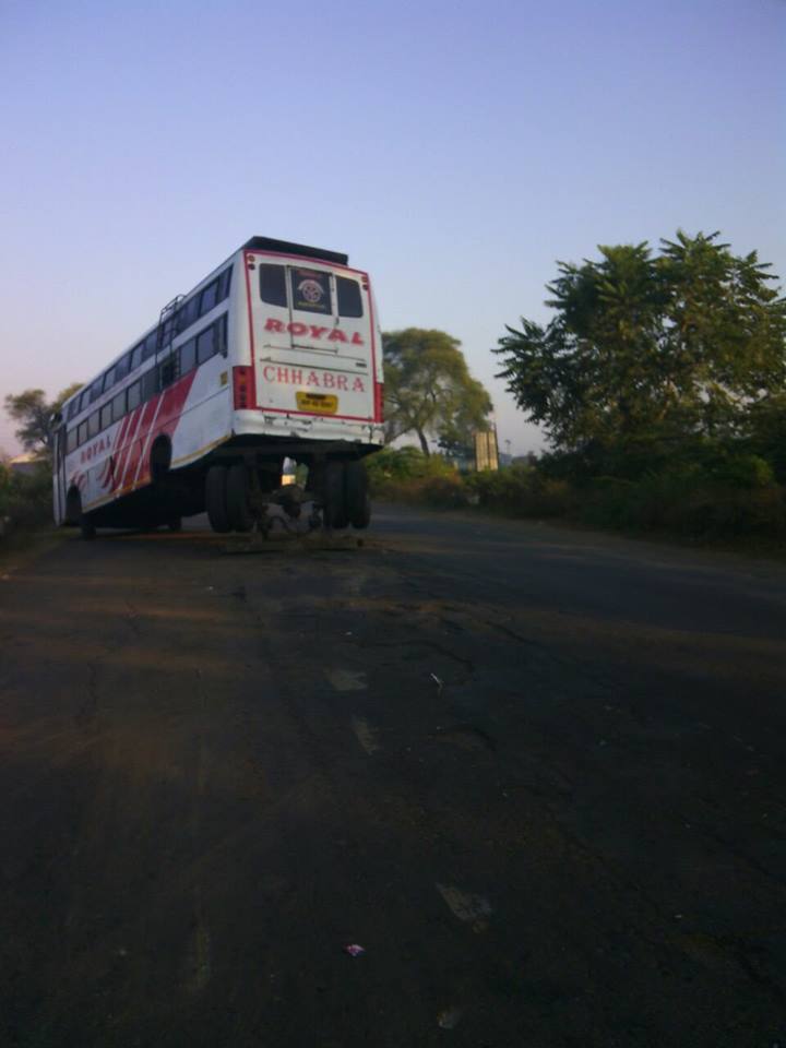 ट्रॅव्हल्सचे दोन्ही चाक निघाल्याने अपघात