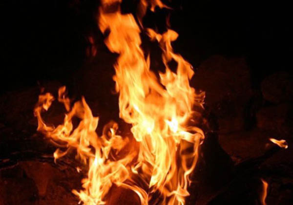 पूर्ववैमनस्यातून कुटुंबाला जिवंत जाळण्याचा प्रयत्न