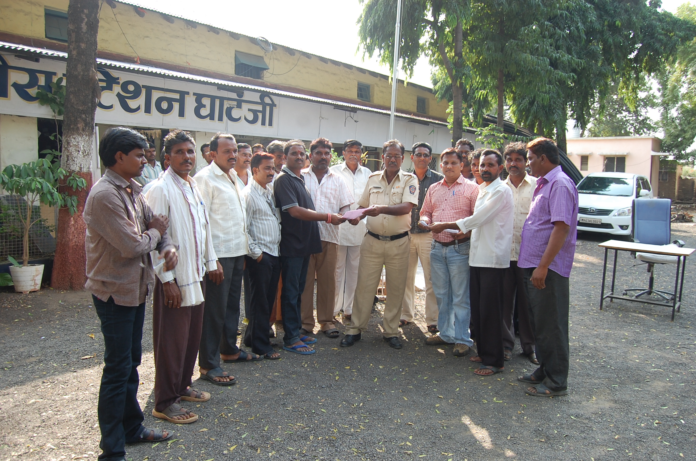 शेतकºयांनी ठोकले वीज वितरणला कुलुप 