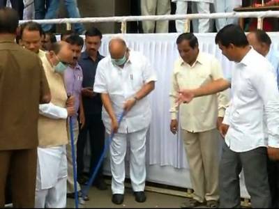 पवारांच्या हाती मोदींचा झाडू
