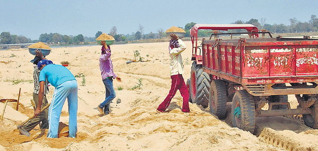 रेती तस्कराने पकडली तलाठ्याची कॉलर 