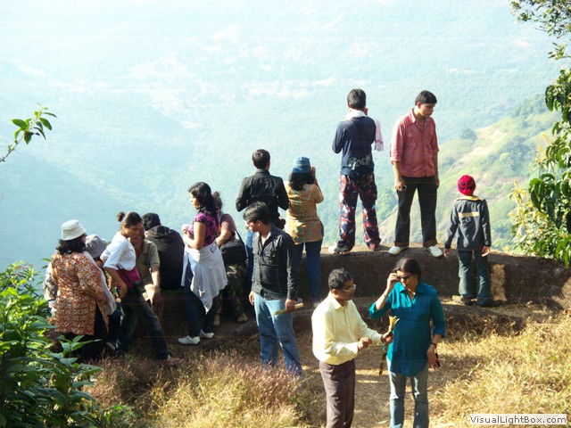 विद्यार्थ्यांच्या पैशावर शिक्षकांची मौजमस्ती, सहलीच्या नावावर विद्यार्थ्यांची पिळवणूक