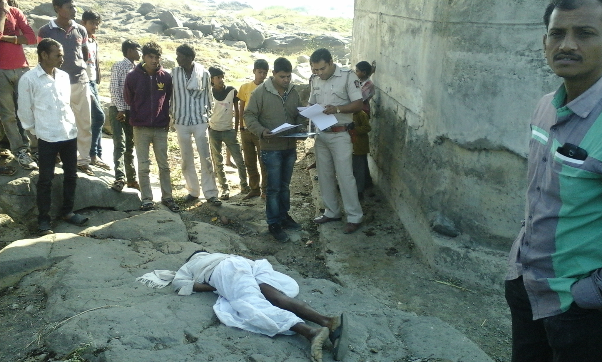 पुलावरून पडल्याने इसमाचा मृत्यू