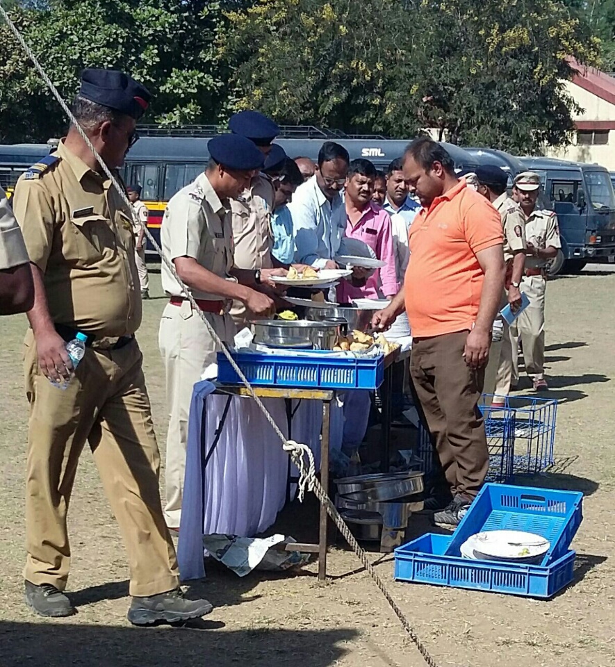   गृहविभागाकडून पोलिसांची थट्टा, अधिकाºयांना गुलाब जामुन, शिपायाला वटाणे भात 