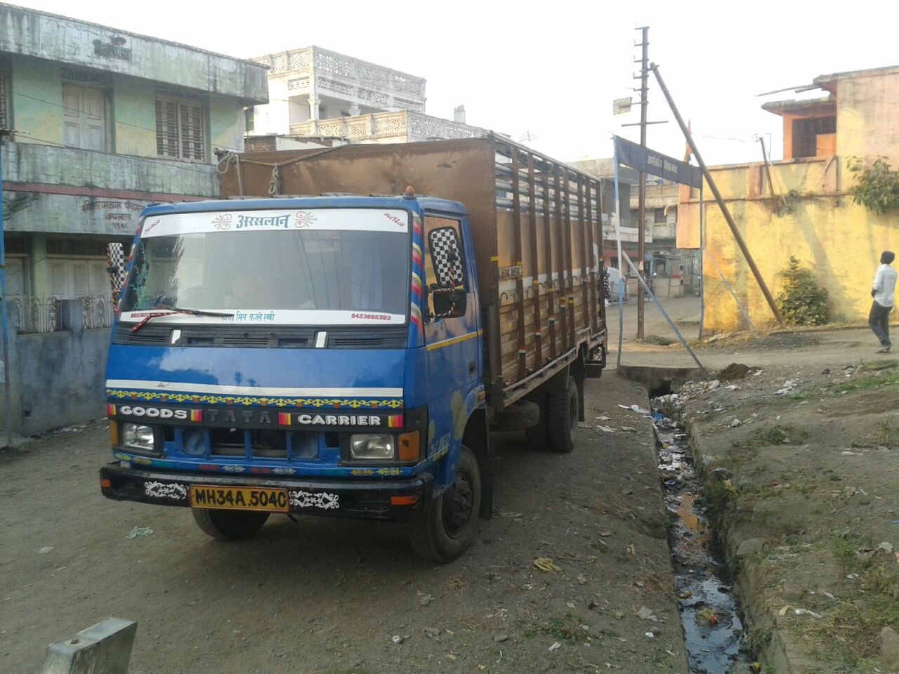 कत्तलखान्यात जाणाºया १३ बैलाची सुटका