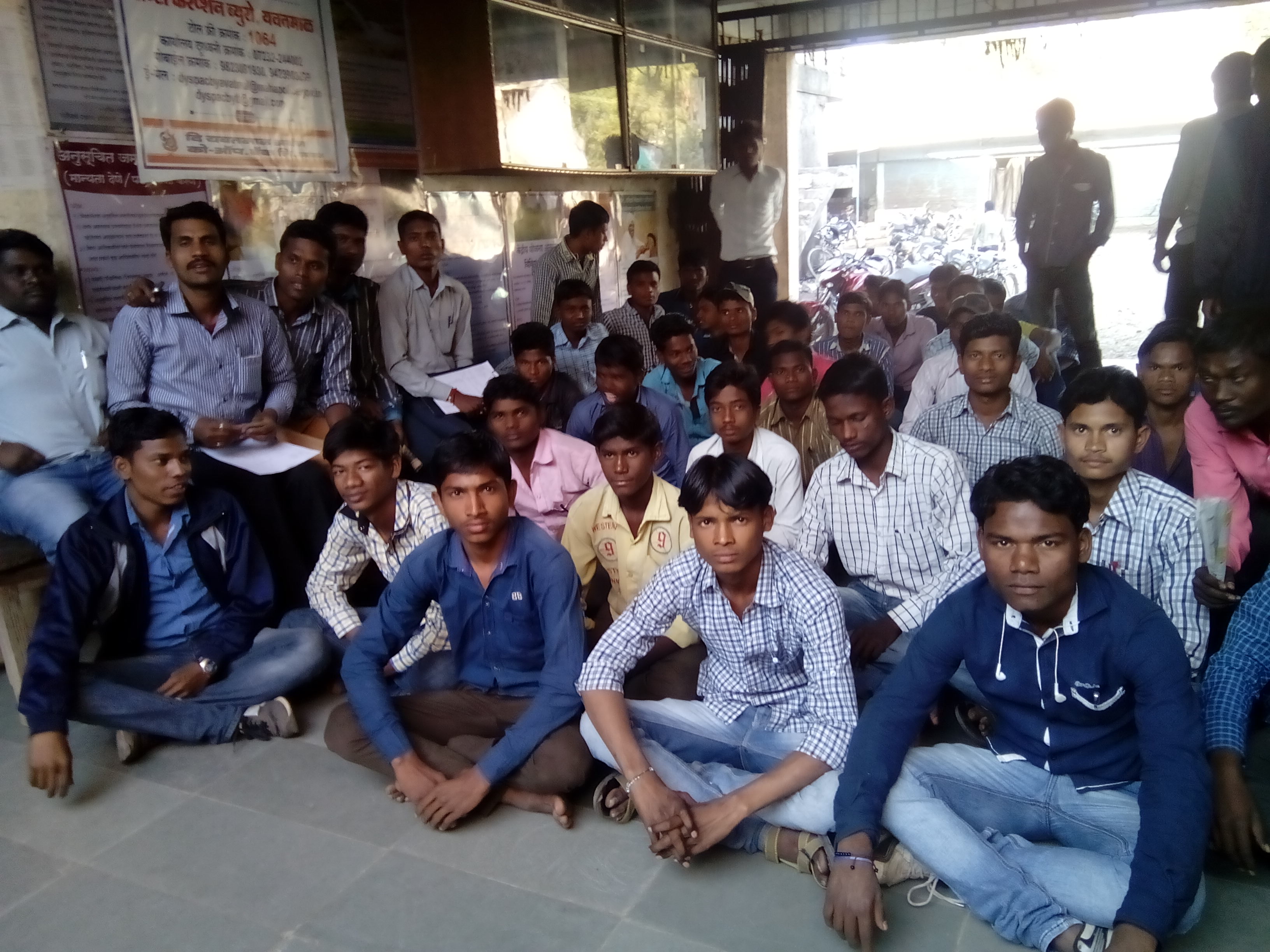 आदिवासी विद्यार्थ्यांची प्रकल्प कार्यालयावर धडक