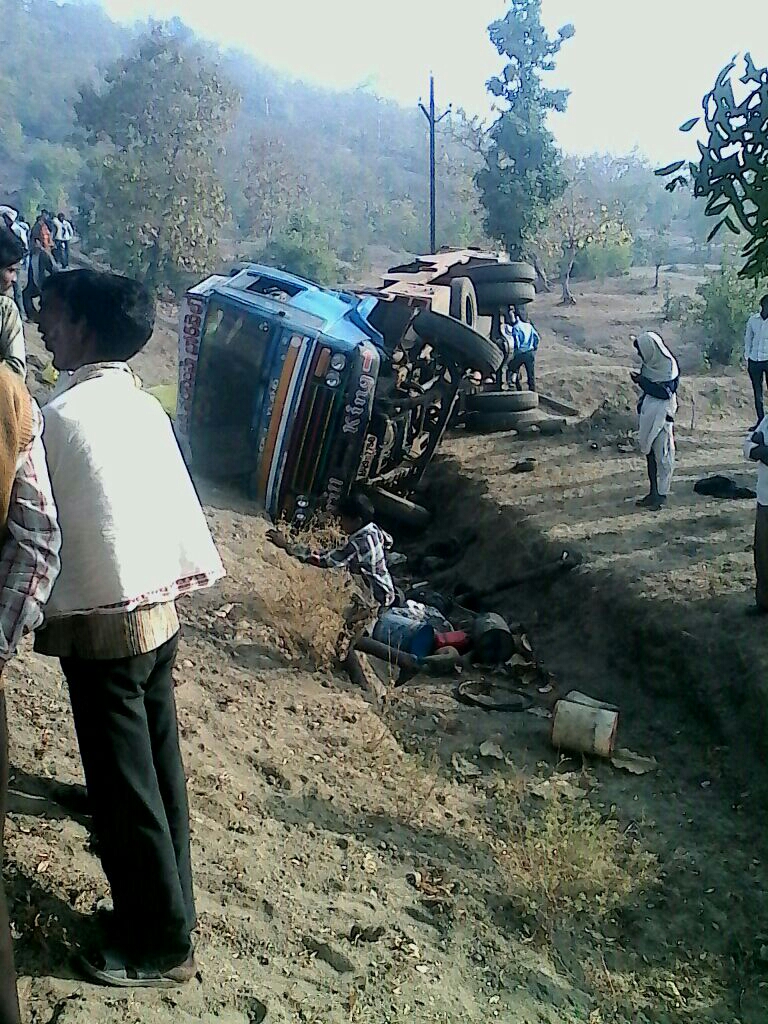 बोअरवेल पलटी; एक ठार, दोन जखमी