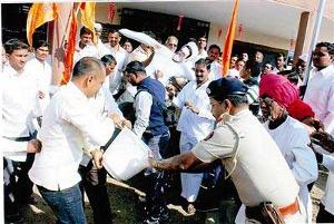 मुख्यमंत्र्यांच्या पुतळ्यास दुधाचा अभिषेक