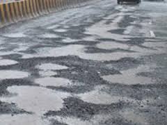 खड्ड्यामुळे महिलेचा मृत्यू , संबंधित अधिकाऱ्यांवर गुन्हा 