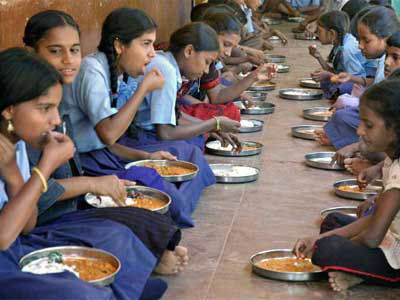 ३५० विद्यार्थ्यांना विषबाधा
