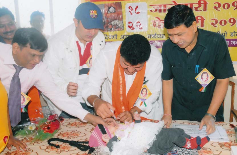 पोलिओ लसिकरणाचा पालकमंत्र्यांच्याहस्ते शुभारंभ
