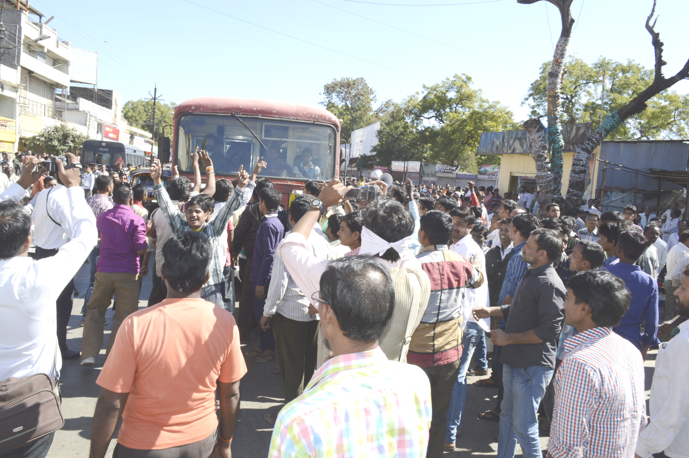 यवतमाळ बंद : बसवर दगडफेक, व्यवसायिकांच्या संयमाचा उद्रेक