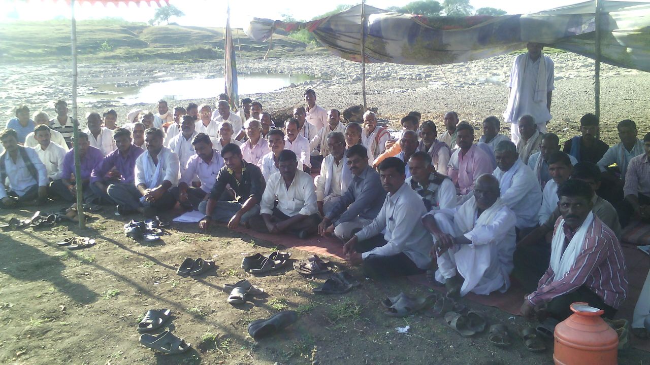 पाण्यासाठी पैनगंगा नदीपात्रात उपोषण