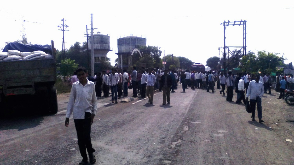 आर्णीत शेतकºयांचा रास्ता रोको , कापूस खरेदी बंद ठेवल्याने उद्रेक 