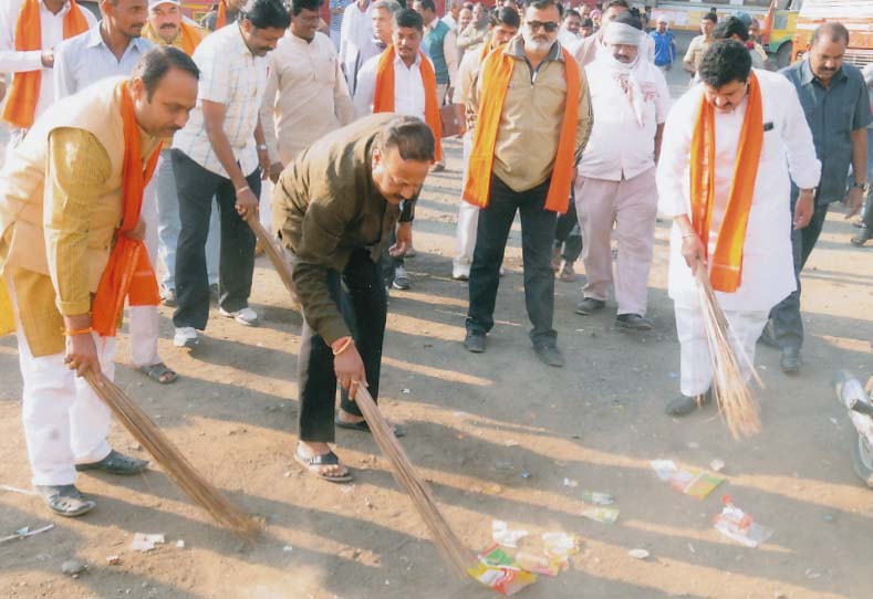 पालकमंत्री राठोडांनी केली बसस्थानकाची सफाई