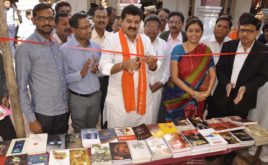  विविध प्रकारच्या ग्रंथवाचनानेच संस्कृतीचे दर्शन होते - संजय राठोड