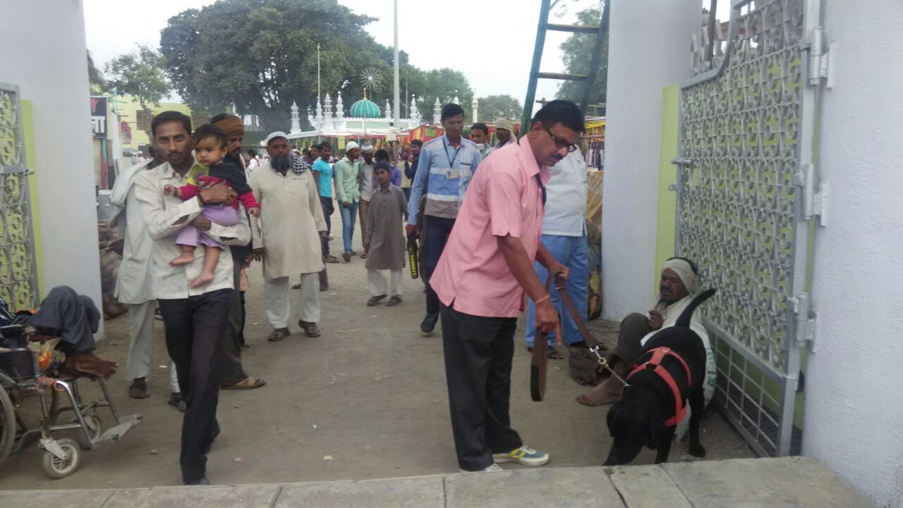 बॉम्बशोधक व श्वान पथककडून बाब कंम्बलपोष दर्गांची तपासणी 