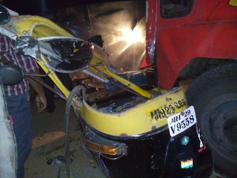 बस-अ‍ॅटोमध्ये अपघात; ४ जण गंभीर