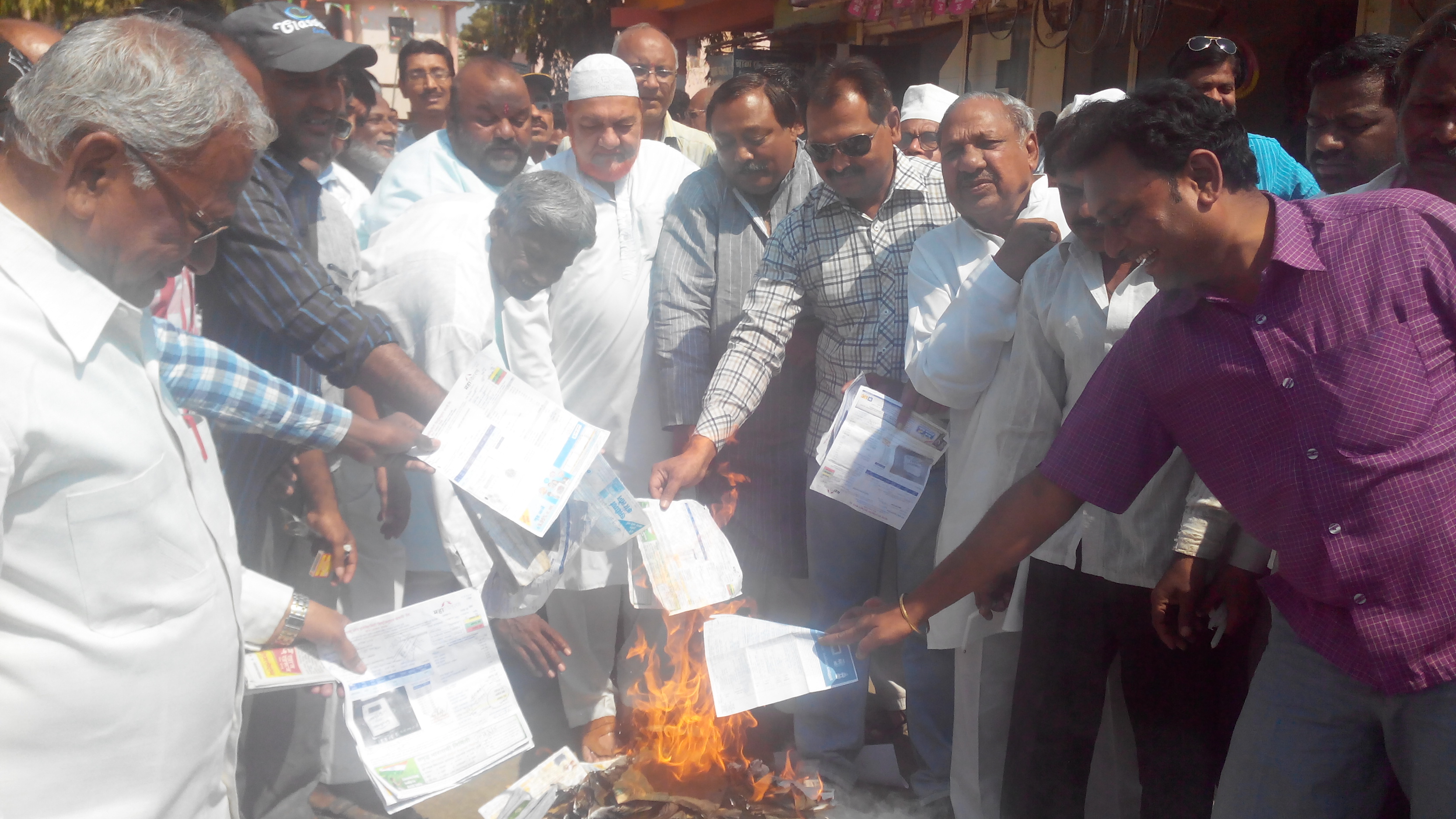 वीज बिलाची होळी 