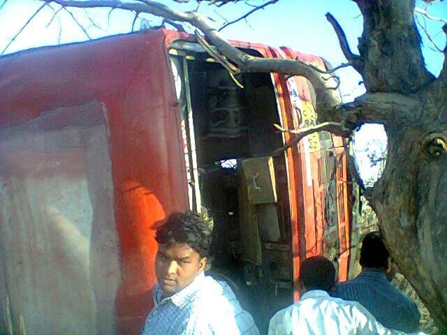 बस खड्यात कोसळली, ३५ प्रवाशी जखमी