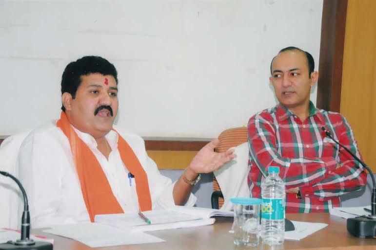 मुख्यालयी न राहणाऱ्या डॉक्टर्स, आरोग्य कर्मचाऱ्यांवर कार्यवाही