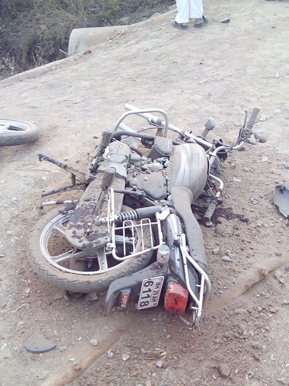 ट्रेलरमधील लोखंडी पत्रे अंगावर पडून दोन ठार , कोसदणी घाटातील घटना
