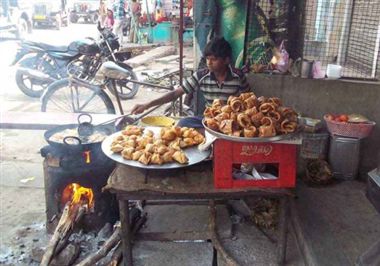 विनापरवाना अन्न विक्री संस्थांकडून 60 लाखाचा दंड वसूल