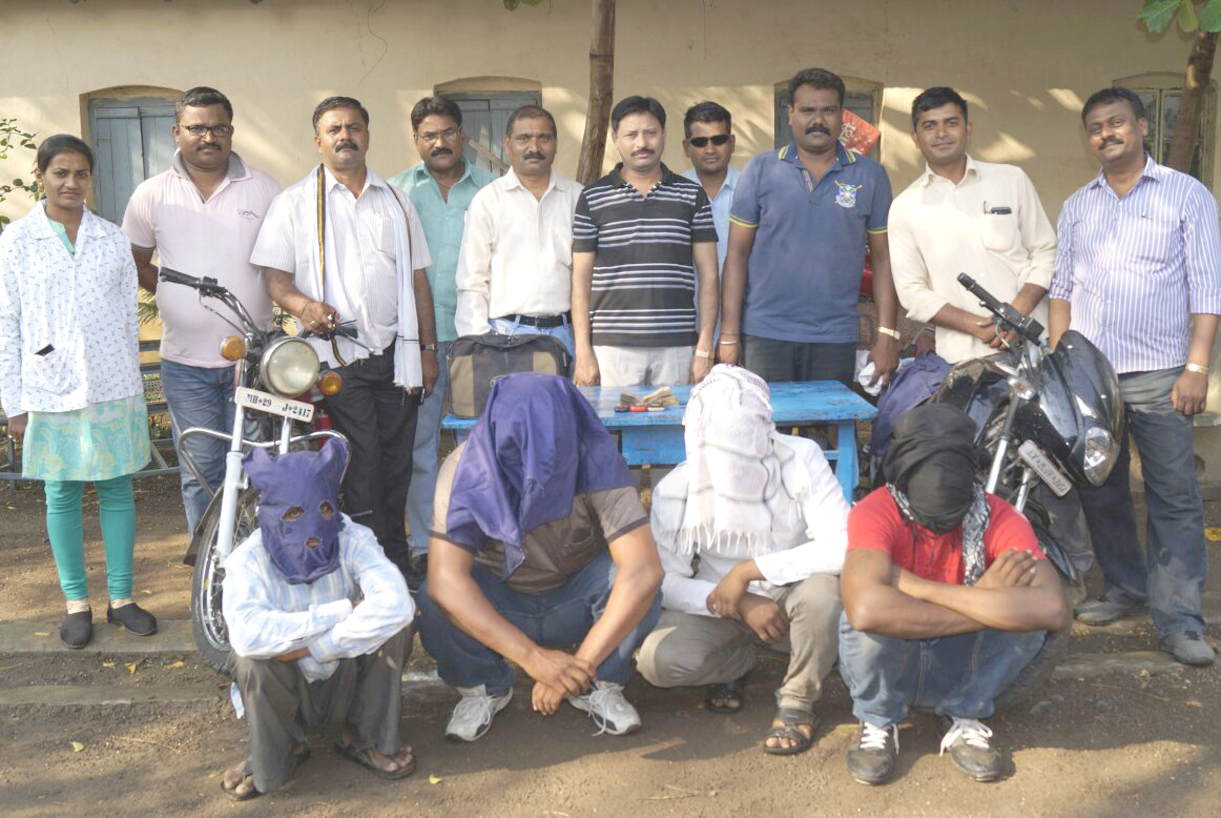 लुटमार करणाºया चार चोरट्यांना मुद्देमालासह अटक 