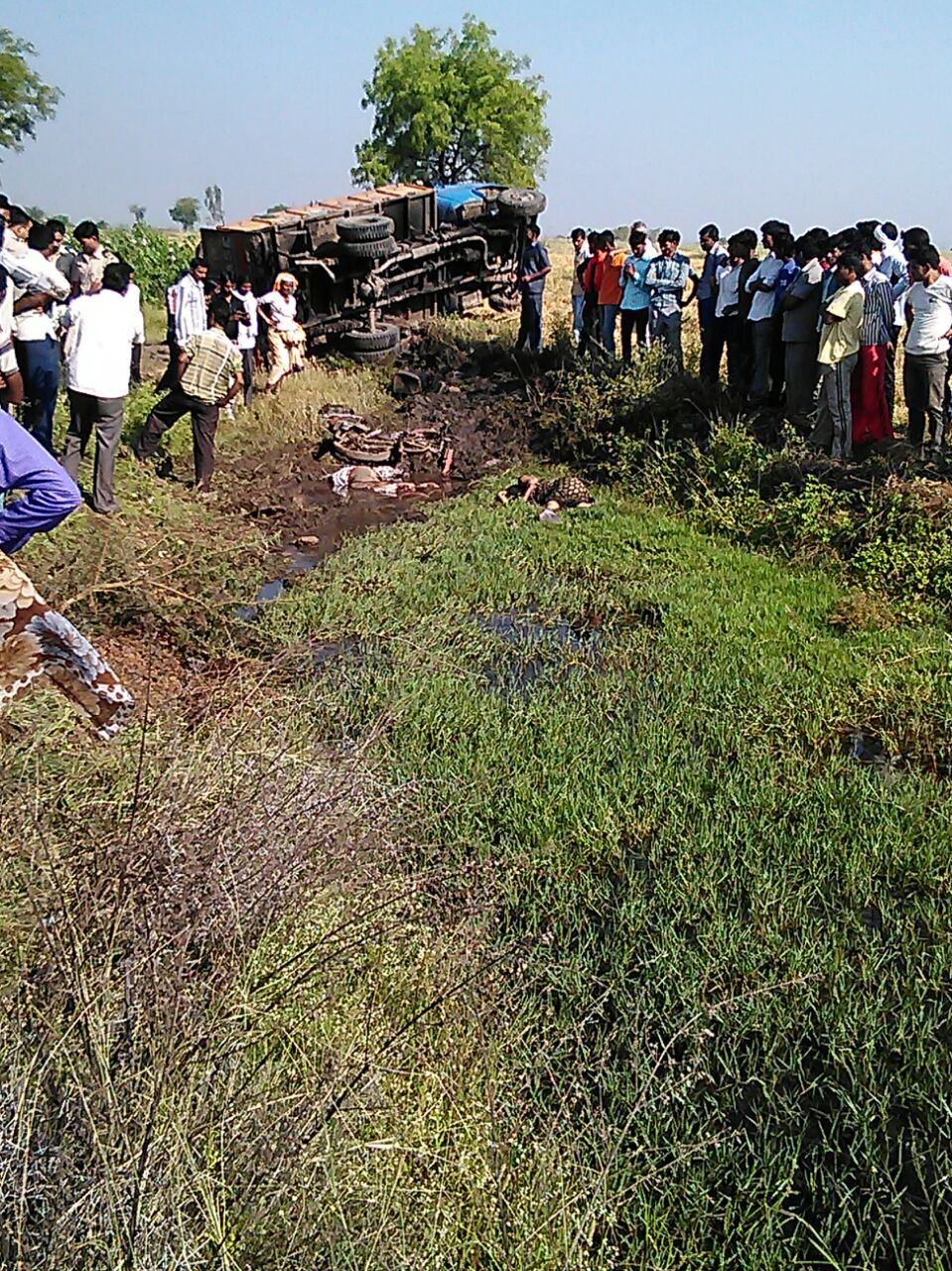 अपघातात शिक्षकासह पत्नी ठार 