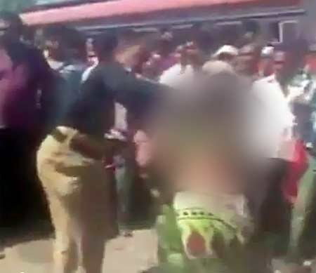 पोलिसांची महिलेला खुलेआम अमानुष मारहाण