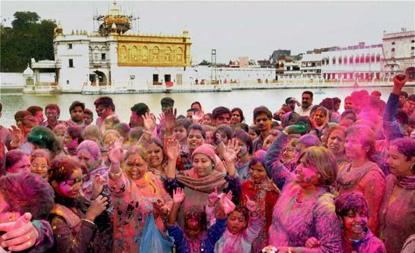 महाविद्यालयांमध्ये रंगपंचमी