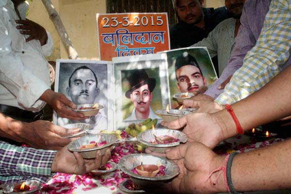 शहीद भगत सिंग, सुखदेव, राजगुरूंना श्रद्धांजली
