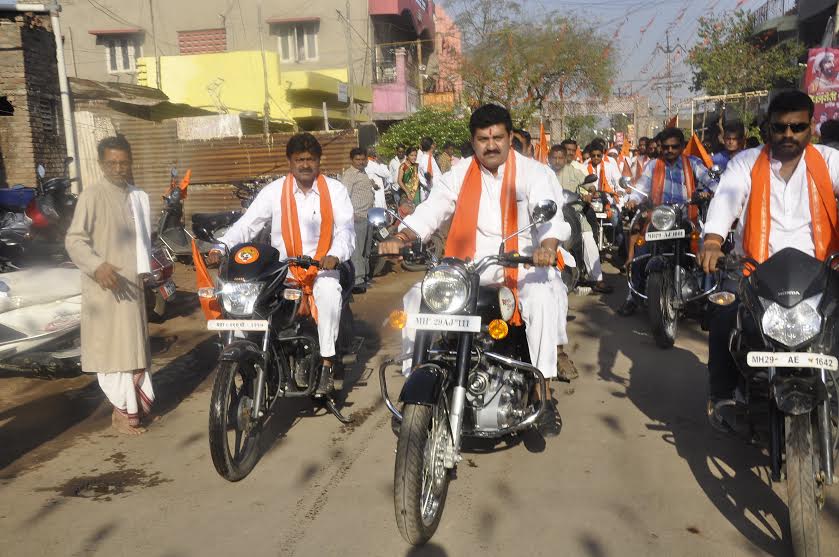 ना. राठोड यांच्या ‘बुलेट राईड’ने उत्साह