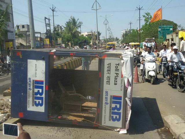 टोल नाक्याची तोडफोड